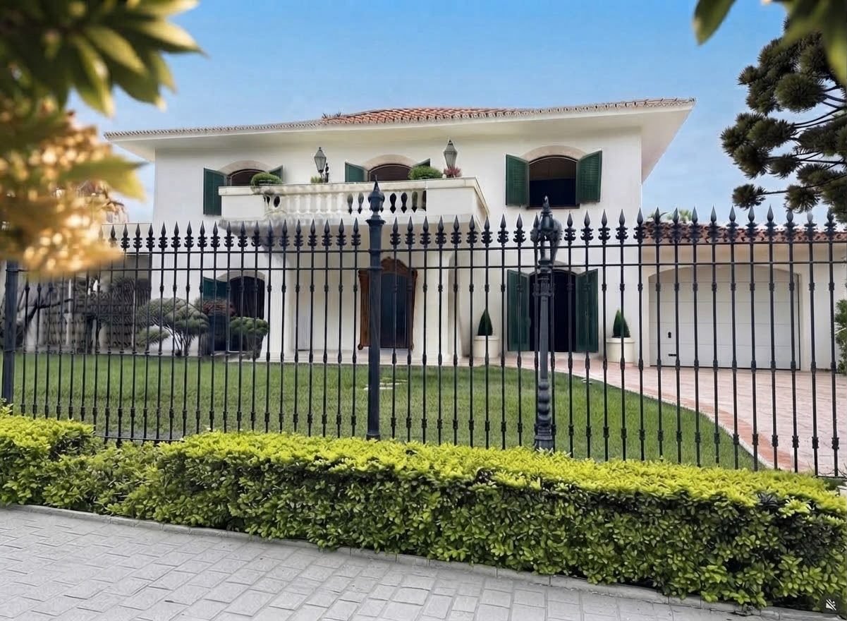 Fachada da Serenità durante o dia, com jardim e gramado